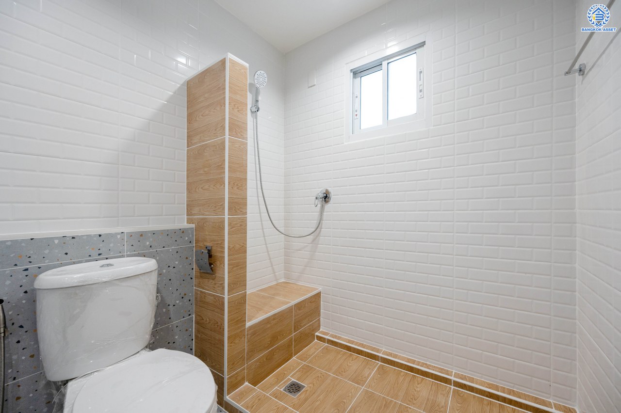 บ้านมือสองตกแต่งใหม่ โครงการ พฤกษ์ลดา พุทธสาคร หลังมุม เนื้อที่ 64 ตร.ว. ฟังก์ชัน 3 ห้องนอน 2 ห้องน้ำ 2 ที่จอดรถ สภาพแวดล้อมโครงการร่มรื่น บนทำเลเดินทางสะดวก ติดถนนพุทธสาคร เชื่อมต่อถนนเพชรเกษม ถนนพุทธมณฑลสาย4 ถนนบรมราชชนนี ใกล้รถไฟฟ้าสายสีน้ำเงิน "สถานีหลักสอง"